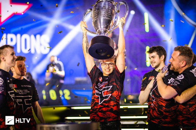 Shaoye 和 Draven 尽了全力。 Ale 和 Gwen 在关键团战中制造了强大的 AOE 完成击杀。