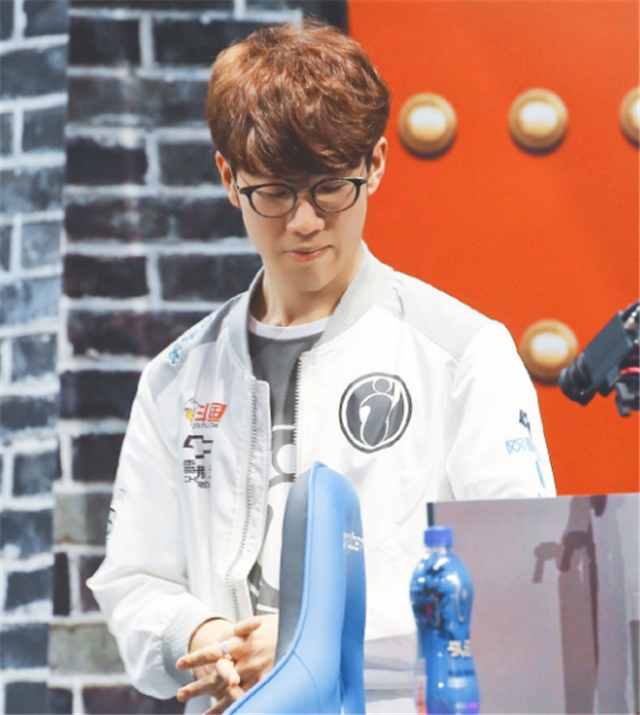Weibo Gaming 一定会为进入世界锦标赛而战！朱凯： Xiaohu 非常聪明，是一名高度适应性的中路选手